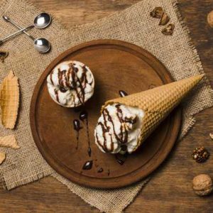 גלידה בגביע בטעם וניל עם סירופ שוקולד