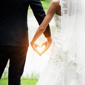 זוג אוחז ידיים בחתונה