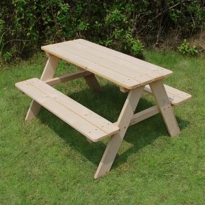 השכרת שולחן עץ עם מושבים