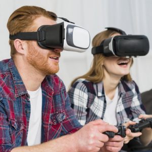 זוג משחק בVR עם משקפי מציאות מדומה